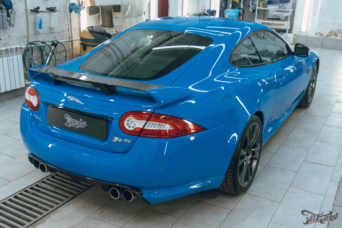Оклеили заднюю часть Jaguar XKR-S полиуретаном, покрыли пленку керамикой, отполировали глянец в салоне
